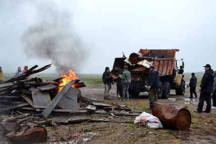 В прошлом году добровольцы провели субботник по уборке территории Горячих ключей. Но к концу года усилиями отдыхающих варваров их усилия были сведены на нет. Откуда только берётся такое наплевательское отношение к земле? 