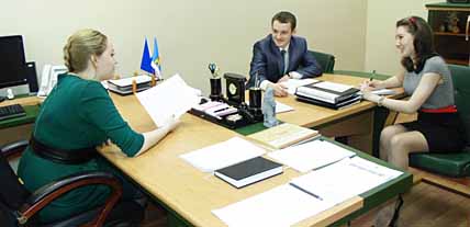 В кабинетах городских чиновников молодые люди не чувствовали себя скованными – здесь они не в первый раз. В кабинетах городских чиновников молодые люди не чувствовали себя скованными – здесь они не в первый раз.