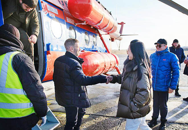За время трёхдневного пребывания в Чукотском районе глава региона объехал три села, где осмотрел объекты жизнеобеспечения и социальной сферы, а также провёл встречи с жителями. ФОТО: T.ME/VLADISLAV_KUZNECOV За время трёхдневного пребывания в Чукотском районе глава региона объехал три села, где осмотрел объекты жизнеобеспечения и социальной сферы, а также провёл встречи с жителями. ФОТО: T.ME/VLADISLAV_KUZNECOV