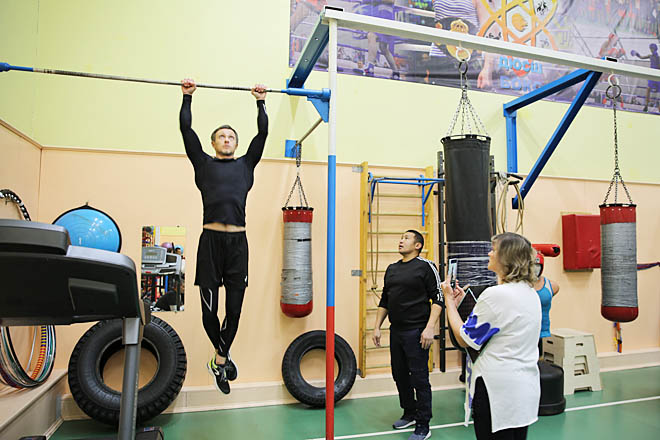 Представитель команды Билибинской АЭС Павел Макарычев (выполняет упражнение на перекладине) занял первое место в личном зачёте. ФОТО: АНАСТАСИЯ СЕРЕДИНЦЕВА Представитель команды Билибинской АЭС Павел Макарычев (выполняет упражнение на перекладине) занял первое место в личном зачёте. ФОТО: АНАСТАСИЯ СЕРЕДИНЦЕВА