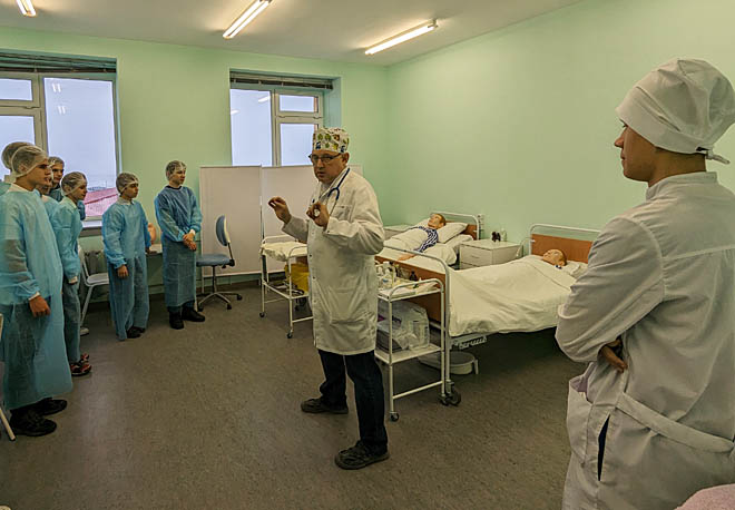 Преподаватель ЧМК Николай Николаенко перво-наперво рассказал участникам профпробы о важности соблюдения правил личной гигиены медработниками и о требованиях к санитарно-эпидемическому режиму медицинских организаций. ФОТО: ГУЛЬНАРА СИБГАТУЛЛИНА