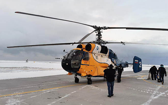 Теплоход задержала в высоких широтах поломка палубного вертолёта Ка-32. Новую машину пришлось доставлять с «материка» в Певек, здесь производить её обкатку и «ставить» на судно. ФОТО: ИГОРЬ РАНАВ Теплоход задержала в высоких широтах поломка палубного вертолёта Ка-32. Новую машину пришлось доставлять с «материка» в Певек, здесь производить её обкатку и «ставить» на судно. ФОТО: ИГОРЬ РАНАВ