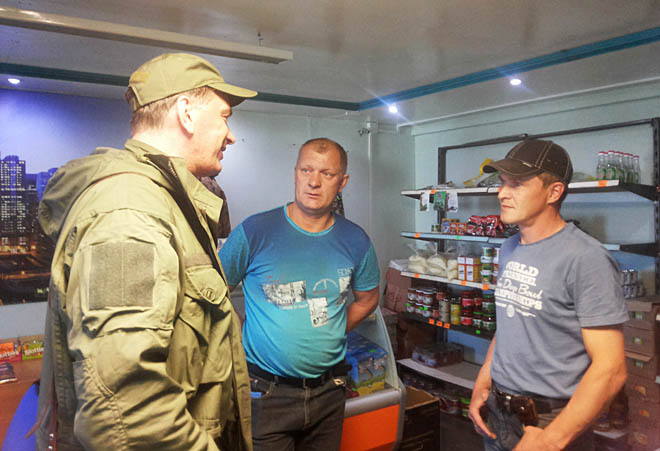 Николай Кулик старается при любой возможности пообщаться с предпринимателями лично, «в поле», как, например, с владельцами магазина в селе Усть-Белая. ФОТО: ИЗ АРХИВА НИКОЛАЯ КУЛИКА Николай Кулик старается при любой возможности пообщаться с предпринимателями лично, «в поле», как, например, с владельцами магазина в селе Усть-Белая. ФОТО: ИЗ АРХИВА НИКОЛАЯ КУЛИКА