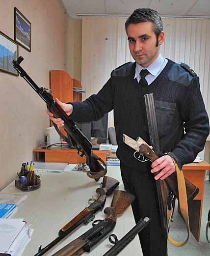 Тарас Пирогов: «После проверки изъятые из незаконного оборота или добровольно сданные населением стволы (а таковых с начала года насчитывается уже 30) подлежат уничтожению.