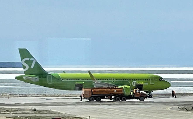 В 2023 году одним из самолётов, которые принимал Певек, был Аirbus A 320neo, летавший в Новосибирск. До Москвы певекчане добирались самолётом компании «Якутия» с пересадкой в Якутске. ФОТО: АНАСТАСИЯ ВИДИНЕЕВА В 2023 году одним из самолётов, которые принимал Певек, был Аirbus A 320neo, летавший в Новосибирск. До Москвы певекчане добирались самолётом компании «Якутия» с пересадкой в Якутске. ФОТО: АНАСТАСИЯ ВИДИНЕЕВА