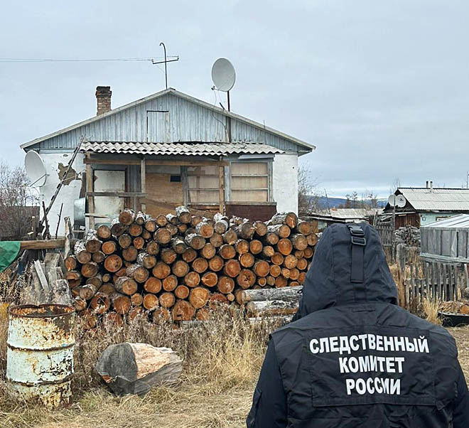 Следователь осматривает место происшествия в селе Чуванском Анадырского района, где в сентябре 2023 года в ходе застолья хозяин дома зарубил своего гостя топором. ФОТО: ИЗ АРХИВА ОКРУЖНОГО УПРАВЛЕНИЯ СК РФ