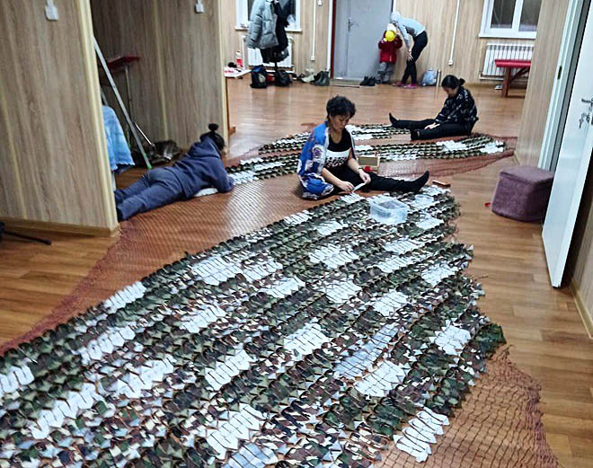 Жители Нунлиграна изготовили три маскировочные сети. Местом этой кропотливой работы стал сельский ДК.