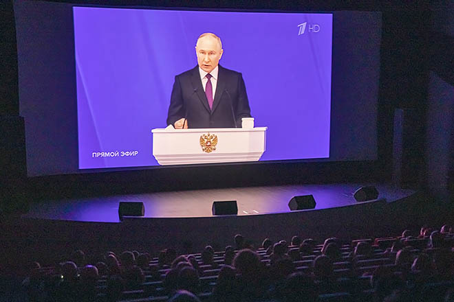 На Чукотке послание президента впервые посмотрели на большом экране. Более двухсот жителей Анадыря пришли в кинотеатр «Полярный» поздним вечером последнего дня календарной зимы, чтобы посмотреть в прямом эфире послание президента РФ Владимира Путина Федеральному собранию. ФОТО: ВАДИМ МАТВЕИЧЕВ На Чукотке послание президента впервые посмотрели на большом экране. Более двухсот жителей Анадыря пришли в кинотеатр «Полярный» поздним вечером последнего дня календарной зимы, чтобы посмотреть в прямом эфире послание президента РФ Владимира Путина Федеральному собранию. ФОТО: ВАДИМ МАТВЕИЧЕВ