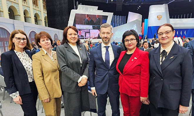 Вместе с губернатором Владиславом Кузнецовым в московском Гостином Дворе президента слушали председатель Общественной палаты региона Надежда Ефимова, сенаторы Анастасия Жукова и Анна Отке, депутат Госдумы Елена Евтюхова и председатель Думы Чукотского АО Валентина Рудченко. ФОТО: T.ME/VLADISLAV_KUZNECOV Вместе с губернатором Владиславом Кузнецовым в московском Гостином Дворе президента слушали председатель Общественной палаты региона Надежда Ефимова, сенаторы Анастасия Жукова и Анна Отке, депутат Госдумы Елена Евтюхова и председатель Думы Чукотского АО Валентина Рудченко. ФОТО: T.ME/VLADISLAV_KUZNECOV