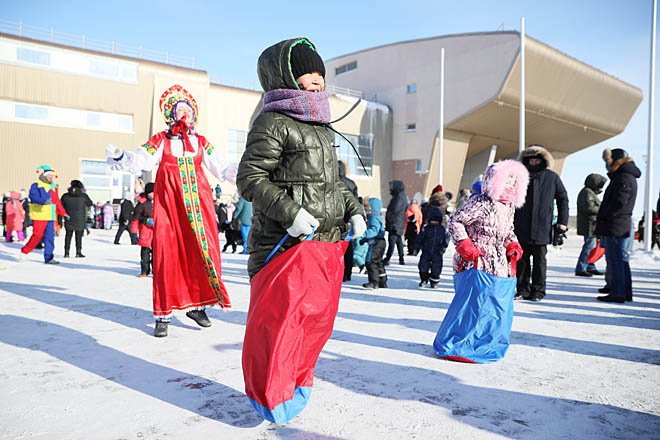 Одним из самых весёлых состязаний был бег в мешках. Детям нужно было с максимальной скоростью преодолеть небольшое расстояние. Все участники получили сладкое угощение. ФОТО: ВАДИМ МАТВЕИЧЕВ Одним из самых весёлых состязаний был бег в мешках. Детям нужно было с максимальной скоростью преодолеть небольшое расстояние. Все участники получили сладкое угощение. ФОТО: ВАДИМ МАТВЕИЧЕВ