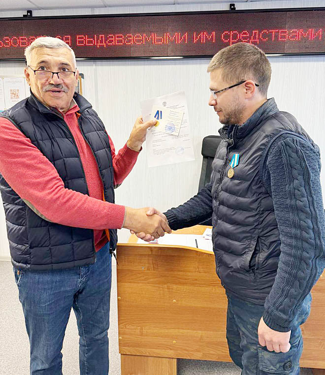 Владимир Руппель вручает медаль МЧС России «За содружество во имя спасения» механику артели Александру Карнажевскому. ФОТО: ГУ МЧС РОССИИ ПО ЧАО Владимир Руппель вручает медаль МЧС России «За содружество во имя спасения» механику артели Александру Карнажевскому. ФОТО: ГУ МЧС РОССИИ ПО ЧАО