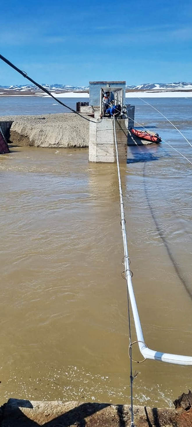 Водоснабжение села было восстановлено по временной схеме – с помощью пожарного гидранта. ФОТО: ИЗ АРХИВА АДМИНИСТРАЦИИ Г. О. ЭГВЕКИНОТ Водоснабжение села было восстановлено по временной схеме – с помощью пожарного гидранта. ФОТО: ИЗ АРХИВА АДМИНИСТРАЦИИ Г. О. ЭГВЕКИНОТ