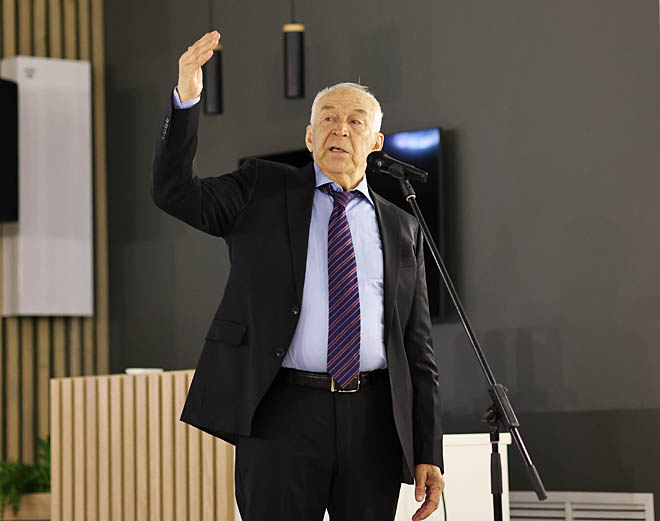 За несколько дней, провёдённых на Чукотке, Александр Пашутин дважды встречался со зрителями – в малом зале Окружного Дома народного творчества в рамках акции «Ночь музеев», а также в кинотеатре «Полярный». А за несколько часов до отлёта актёр стал участником прямого эфира радио «Пурга». ФОТО: СЕРГЕЙ ТЕРЕЩЕНКО, МУЗЕЙНЫЙ ЦЕНТР «НАСЛЕДИЕ ЧУКОТКИ» За несколько дней, провёдённых на Чукотке, Александр Пашутин дважды встречался со зрителями – в малом зале Окружного Дома народного творчества в рамках акции «Ночь музеев», а также в кинотеатре «Полярный». А за несколько часов до отлёта актёр стал участником прямого эфира радио «Пурга». ФОТО: СЕРГЕЙ ТЕРЕЩЕНКО, МУЗЕЙНЫЙ ЦЕНТР «НАСЛЕДИЕ ЧУКОТКИ»