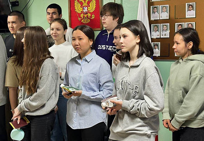 Выпускница анадырской средней школы Дарина Басангова (в центре) набрала самые высокие баллы на Чукотке по английскому и русскому языкам. Иностранный девушка сдала на 92 балла, а знание родного языка подтвердила на максимальные 100 баллов. ФОТО: T.ME/DEPOBR_CHUKOTKA Выпускница анадырской средней школы Дарина Басангова (в центре) набрала самые высокие баллы на Чукотке по английскому и русскому языкам. Иностранный девушка сдала на 92 балла, а знание родного языка подтвердила на максимальные 100 баллов. ФОТО: T.ME/DEPOBR_CHUKOTKA