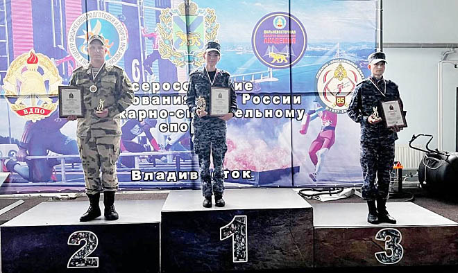 Успех капитана Ирины Афониной в соревнованиях огнеборцев тем более значим, что ей удалось обойти своих коллег-мужчин из других территориальных управлений Росгвардии. ФОТО: УПРАВЛЕНИЕ РОСГВАРДИИ ПО ЧУКОТСКОМУ АО Успех капитана Ирины Афониной в соревнованиях огнеборцев тем более значим, что ей удалось обойти своих коллег-мужчин из других территориальных управлений Росгвардии. ФОТО: УПРАВЛЕНИЕ РОСГВАРДИИ ПО ЧУКОТСКОМУ АО
