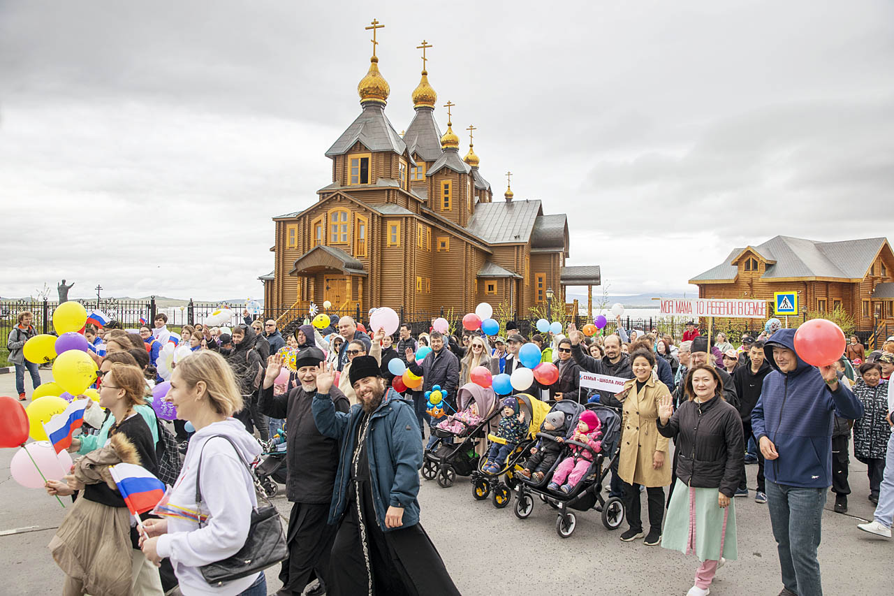 Парад в Анадыре, в котором приняли участие более 200 человек, дружно проследовал от Чукотской окружной больницы до главной площади города. ФОТО: ВАДИМ МАТВЕИЧЕВ Парад в Анадыре, в котором приняли участие более 200 человек, дружно проследовал от Чукотской окружной больницы до главной площади города. ФОТО: ВАДИМ МАТВЕИЧЕВ