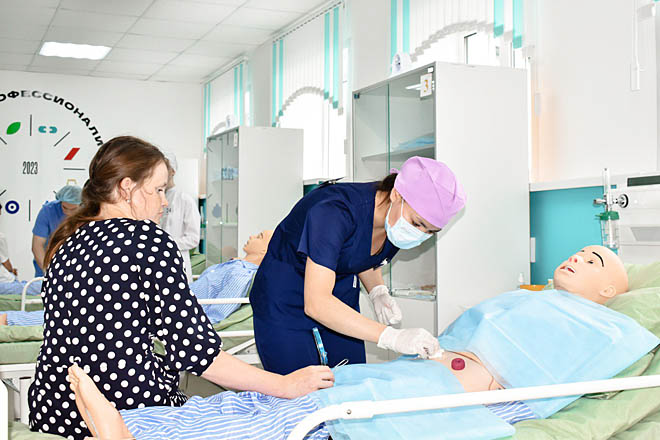 Конкурсантам нужно было оказать неотложную медпомощь пациенту с острым инфарктом миокарда и человеку, получившему травмы различной сложности. В роли больных выступали люди, которых опрашивали участники чемпионата, а медицинские манипуляции проводились на манекенах. ФОТО: T.ME/DEPOBR_CHUKOTKA