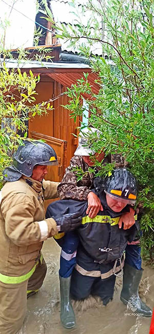 ФОТО: Спасатели эвакуировали людей из пяти домов, в том числе из двух частных домовладений. ФОТО: Спасатели эвакуировали людей из пяти домов, в том числе из двух частных домовладений.