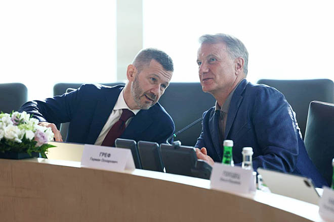Губернатор Владислав Кузнецов и председатель правления Сбера Герман Греф дали старт очередному этапу проекта. ФОТО: T.ME/VLADISLAV_KUZNECOV Губернатор Владислав Кузнецов и председатель правления Сбера Герман Греф дали старт очередному этапу проекта. ФОТО: T.ME/VLADISLAV_KUZNECOV