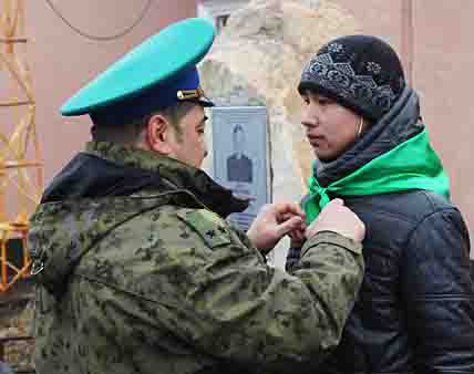 ПРИБЫЛО В ПОЛКУ ЮНЫХ ДРУЗЕЙ ПОГРАНИЧНИКОВ
