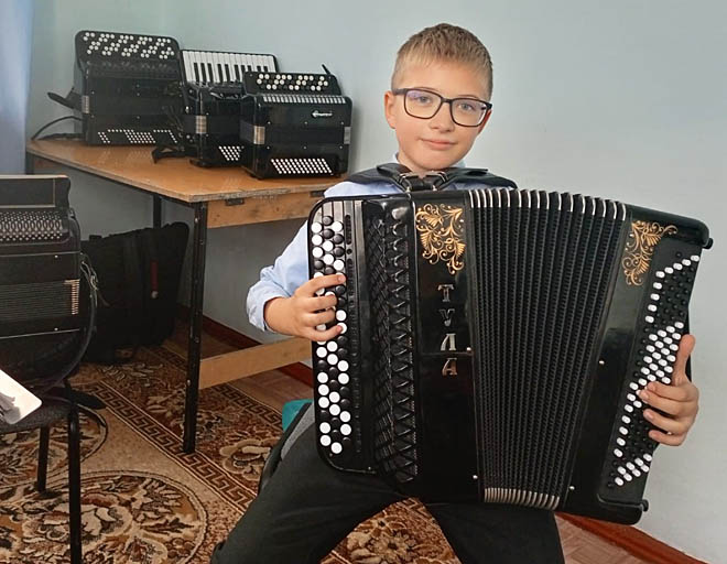Ребята из Певекской школы искусств уже опробовали полученные инструменты и остались очень довольны их удобством и звучанием. ФОТО: ИЗ АРХИВА ЗК «МАЙСКОЕ» Ребята из Певекской школы искусств уже опробовали полученные инструменты и остались очень довольны их удобством и звучанием. ФОТО: ИЗ АРХИВА ЗК «МАЙСКОЕ»