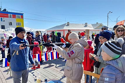 Конкурсы были выдержаны вполне в духе военного времени. Провиденцы метали муляжи гранат в танк на меткость и соревновались в стрельбе из пневматической винтовки. ФОТО: СВЕТЛАНА МУСИЯКА Конкурсы были выдержаны вполне в духе военного времени. Провиденцы метали муляжи гранат в танк на меткость и соревновались в стрельбе из пневматической винтовки. ФОТО: СВЕТЛАНА МУСИЯКА