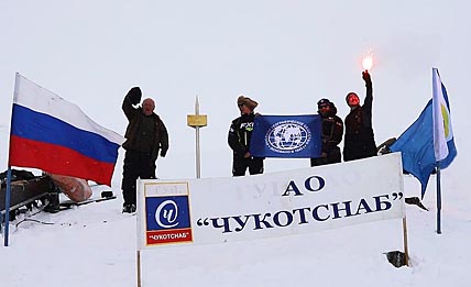 Установку знака участники экспедиции РГО Руслан Тришин, Владимир Сертун, Сергей Чвиков и Евгений Тихомиров отпраздновали запуском фальшфейеров. Установку знака участники экспедиции РГО Руслан Тришин, Владимир Сертун, Сергей Чвиков и Евгений Тихомиров отпраздновали запуском фальшфейеров.
