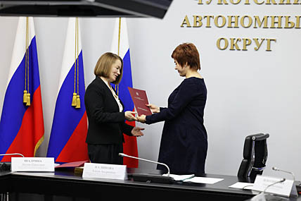 От имени главы региона награды предпринимателям вручила первый заместитель губернатора Алеся Калинова. ФОТО: ПРЕСС-СЛУЖБА ПРАВИТЕЛЬСТВА ЧУКОТСКОГО АО От имени главы региона награды предпринимателям вручила первый заместитель губернатора Алеся Калинова. ФОТО: ПРЕСС-СЛУЖБА ПРАВИТЕЛЬСТВА ЧУКОТСКОГО АО