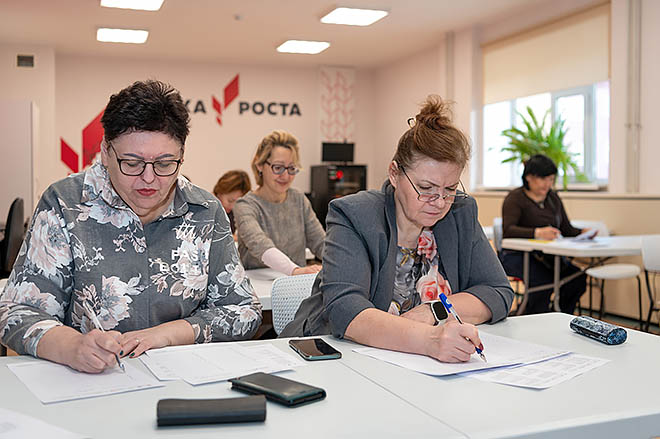 Площадка Чукотского окружного профильного лицея стала в этом году лидером в регионе по количеству участников диктанта, который, по их мнению, оказался сложным, но весьма познавательным. ФОТО: ЗЕМФИРА АЗАМАТОВА Площадка Чукотского окружного профильного лицея стала в этом году лидером в регионе по количеству участников диктанта, который, по их мнению, оказался сложным, но весьма познавательным. ФОТО: ЗЕМФИРА АЗАМАТОВА