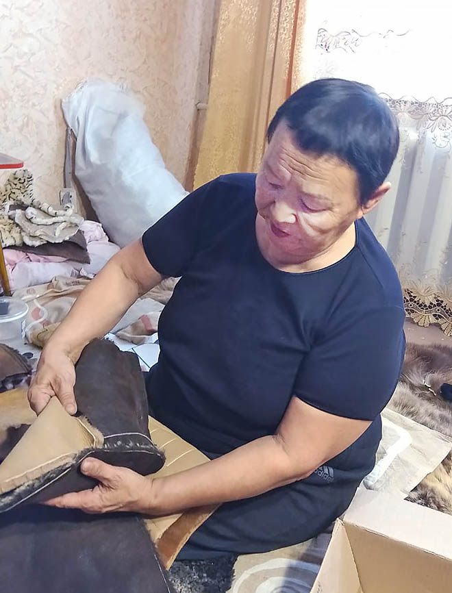 В чижи, которые шьются из старой меховой одежды, Зоя Сопка и её коллеги вкладывают пакетик с корюшкой или кусочком вяленой оленины, которые так любят бойцы-северяне. В чижи, которые шьются из старой меховой одежды, Зоя Сопка и её коллеги вкладывают пакетик с корюшкой или кусочком вяленой оленины, которые так любят бойцы-северяне.