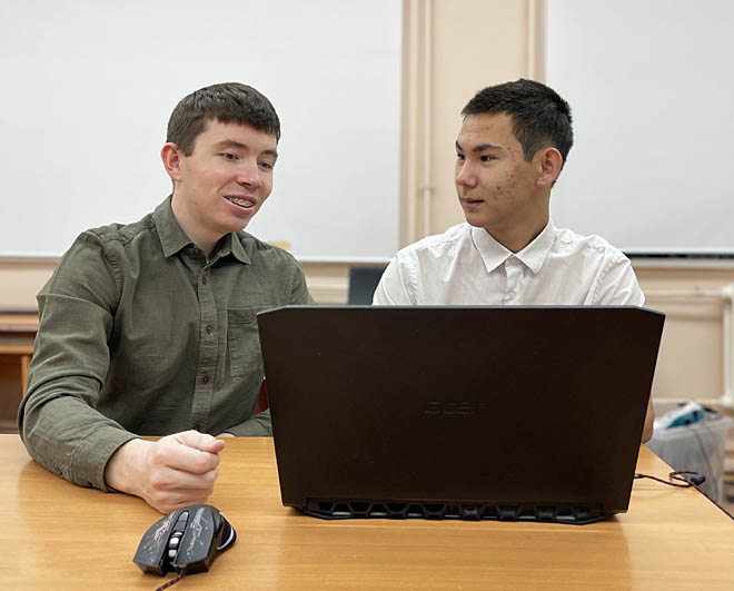 Александр Сыч (справа) разработал своей проект при поддержке наставника – учителя информатики Дмитрия Валиева. ФОТО: АЛЕКСАНДР ЁНЛЕ