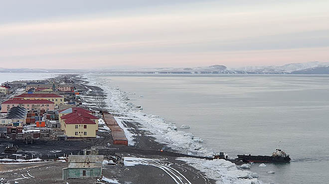 Выгрузка угля на берег возле села Уэлен производилась с помощью самоходной баржи. Судно-угольщик «Танир» в это время стояло в море на рейде. ФОТО: АЛЕКСЕЙ БЫЧКОВ, T.ME/UELEN_CHUKOTKA