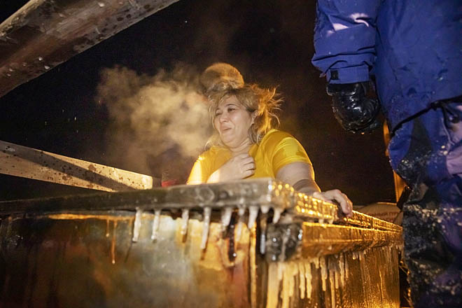 В крещенскую ночь в Анадыре было -28, однако некоторые прихожане назвали эту погоду «обыч-ной». Действительно, случались годы, когда купания проходили и в более суровых условиях. В крещенскую ночь в Анадыре было -28, однако некоторые прихожане назвали эту погоду «обыч-ной». Действительно, случались годы, когда купания проходили и в более суровых условиях.