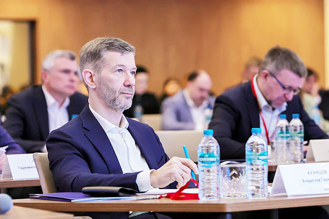 Владислав Кузнецов отметил, что на 2025 год план работы принят. В качестве главных направлений в нём значатся строительство жилых домов и соцобъектов, обеспечение продовольственной безопасности, улучшение качества здравоохранения, а также реализация мастер-планов развития Певека, Билибино, Эгвекинота. ФОТО: ПРЕСС-СЛУЖБА ПОЛПРЕДА В ДФО Владислав Кузнецов отметил, что на 2025 год план работы принят. В качестве главных направлений в нём значатся строительство жилых домов и соцобъектов, обеспечение продовольственной безопасности, улучшение качества здравоохранения, а также реализация мастер-планов развития Певека, Билибино, Эгвекинота. ФОТО: ПРЕСС-СЛУЖБА ПОЛПРЕДА В ДФО