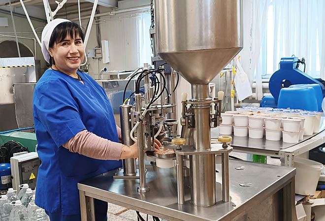 Цех кисломолочной продукции в Лаврентия сейчас производит кефир, сметану, творог, йогурт и напиток «Снежок» – по 200 литров каждого продукта в неделю. С этой задачей успешно справляются технолог Людмила Шайнога (на фото) и её помощник Дмитрий Анкаун. ФОТО: НАТАЛЬЯ ГРИГОРЬЕВА Цех кисломолочной продукции в Лаврентия сейчас производит кефир, сметану, творог, йогурт и напиток «Снежок» – по 200 литров каждого продукта в неделю. С этой задачей успешно справляются технолог Людмила Шайнога (на фото) и её помощник Дмитрий Анкаун. ФОТО: НАТАЛЬЯ ГРИГОРЬЕВА