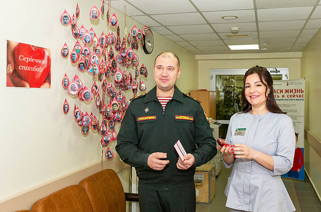Знак, а также удостоверение к награде майору Росгвардии передала заведующая отделением переливания крови окружной больницы, врач-трансфузиолог Лариса Зайцева. ФОТО: ЗЕМФИРА АЗАМАТОВА