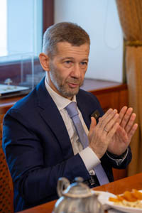 Губернатор отметил, что в новой схеме северного завоза стоимость фрахта должна быть стабильной в течение трёхлетнего контракта, а если и прирастать, то лишь на величину инфляции. ФОТО: ЗЕМФИРА АЗАМАТОВА
