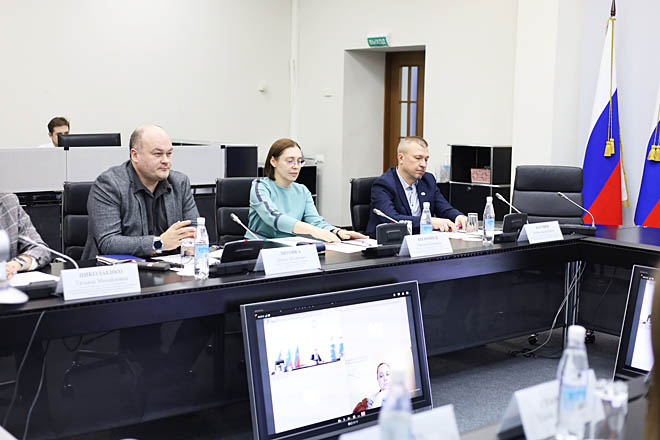 Участие в заседании Совета вместе с коллегами приняли представители Чукотского арктического научного центра Денис Литовка, СВКНИИ ДВО РАН Оксана Коломиец, ТИНРО Роман Батанов. 