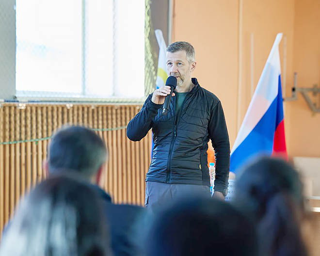 В каждом населённом пункте Чукотки, где бывает губернатор, как правило, проводится встреча с общественностью, где жители могут задать интересующие их вопросы. ФОТО: ПРЕСС-СЛУЖБА ПРАВИТЕЛЬСТВА ЧУКОТСКОГО АО В каждом населённом пункте Чукотки, где бывает губернатор, как правило, проводится встреча с общественностью, где жители могут задать интересующие их вопросы. ФОТО: ПРЕСС-СЛУЖБА ПРАВИТЕЛЬСТВА ЧУКОТСКОГО АО