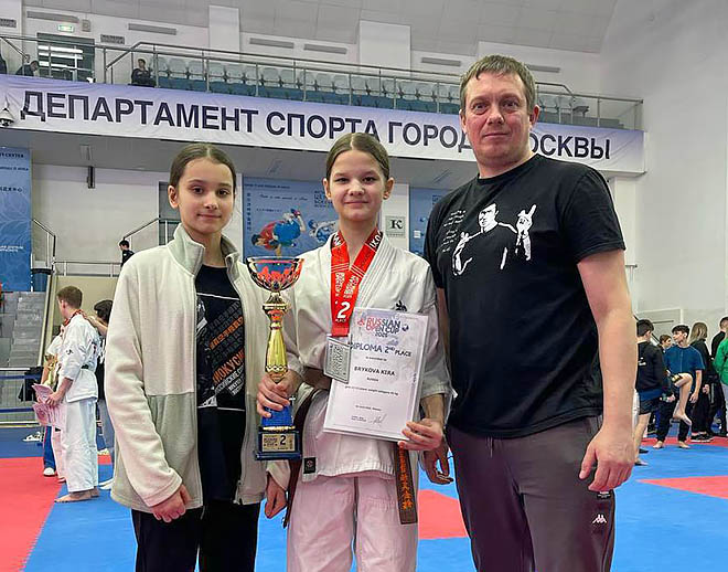 На международных соревнованиях по киокусинкай в Москве Чукотку представляли воспитанницы Окружной спортшколы Полина Фукс, Кира Брыкова, доминировавшая над соперницами с первого боя, и тренер Антон Симонов. ФОТО: ИЗ АРХИВА АНТОНА СИМОНОВА На международных соревнованиях по киокусинкай в Москве Чукотку представляли воспитанницы Окружной спортшколы Полина Фукс, Кира Брыкова, доминировавшая над соперницами с первого боя, и тренер Антон Симонов. ФОТО: ИЗ АРХИВА АНТОНА СИМОНОВА