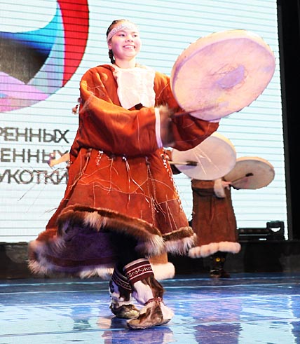 ДЕВУШКА С ЯРАРОМ