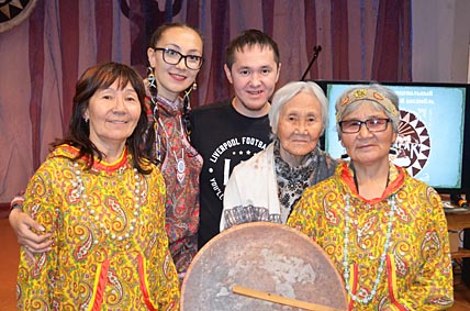 К Людмиле Ивановне тянулись люди самых разных возрастов. На этом снимке она вместе с земляками и родственниками (слева направо) – Людмилой Макотрик, Марией Карнауховой, Александром Панаугье и Ниной Агнагисяк. ФОТО: АЛЕКСЕЙ НОВОКШОНОВ К Людмиле Ивановне тянулись люди самых разных возрастов. На этом снимке она вместе с земляками и родственниками (слева направо) – Людмилой Макотрик, Марией Карнауховой, Александром Панаугье и Ниной Агнагисяк. ФОТО: АЛЕКСЕЙ НОВОКШОНОВ