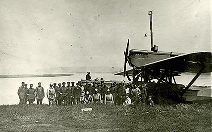 Самолёт Дорнье Do 16 «Валь» (нем. Dornier Do 16 Wal) – двухмоторная летающая лодка, в конце 1920-х годов был признан наиболее оптимальным вариантом для проведения ледовой разведки в высоких широтах. Машина разрабатывалась в четырёх модификациях: для СССР, Испании, Нидерландов и Югославии. В Советском Союзе большинство Do 16 попало на Черноморский флот, откуда первый самолёт был передан для организации ледовой разведки в Арктике. Дорнье «Валь» принимали участие в боевых действиях на ранней стадии Великой Отечественной войны, после чего были сняты с вооружения. Самолёт Дорнье Do 16 «Валь» (нем. Dornier Do 16 Wal) – двухмоторная летающая лодка, в конце 1920-х годов был признан наиболее оптимальным вариантом для проведения ледовой разведки в высоких широтах. Машина разрабатывалась в четырёх модификациях: для СССР, Испании, Нидерландов и Югославии. В Советском Союзе большинство Do 16 попало на Черноморский флот, откуда первый самолёт был передан для организации ледовой разведки в Арктике. Дорнье «Валь» принимали участие в боевых действиях на ранней стадии Великой Отечественной войны, после чего были сняты с вооружения.