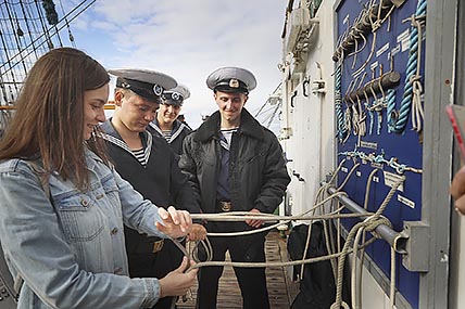 Для гостей фрегата курсанты проводили не только экскурсии, но и мастер-классы по вязанию морских узлов. ФОТО: ВАДИМ МАТВЕИЧЕВ