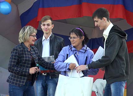 Вручение подарка Е. Р. Айневтегиной – маме самой многодетной семьи Иультинского района.