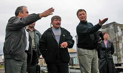2003 год. Конергино. В обсуждении, где быть новой улице, участвуют директор ЗАО «ЧТК» Игорь Иванов (справа) и замначальника управления промышленной и сельскохозяйственной политики Валерий Дворецкий. Каждый пытается убедить главу района в преимуществах своего предложения.