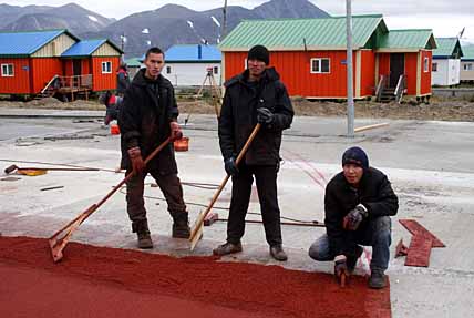 Члены бригады укладчиков покрытия – братья Виктор Тымрик-Овечкин, Алексей Тымрик и Сергей Нутэни. фото автора