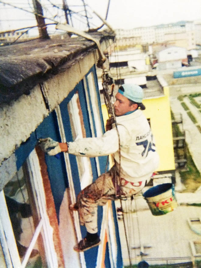 Анадырь, 2002 год. 23-летний Игорь Исламов работает на фасаде жилого дома №26 по улице Энергетиков. Этот исторический кадр сделал его напарник на плёночный фотоаппарат на самой заре чукотского промышленного альпинизма. Анадырь, 2002 год. 23-летний Игорь Исламов работает на фасаде жилого дома №26 по улице Энергетиков. Этот исторический кадр сделал его напарник на плёночный фотоаппарат на самой заре чукотского промышленного альпинизма.