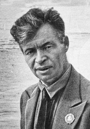 Лётчик Василий Молоков, несмотря на свой «звёздный статус» всегда производил впечатление исключительно скромного и очень спокойного человека. Лётчик Василий Молоков, несмотря на свой «звёздный статус» всегда производил впечатление исключительно скромного и очень спокойного человека.