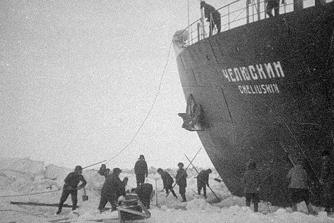 Одна из документальных лент – «Челюскин. Герой Арктики» (1934) – рассказала о героическом спасении экипажа и пассажиров парохода, раздавленного льдами у берегов Чукотки. Одна из документальных лент – «Челюскин. Герой Арктики» (1934) – рассказала о героическом спасении экипажа и пассажиров парохода, раздавленного льдами у берегов Чукотки.